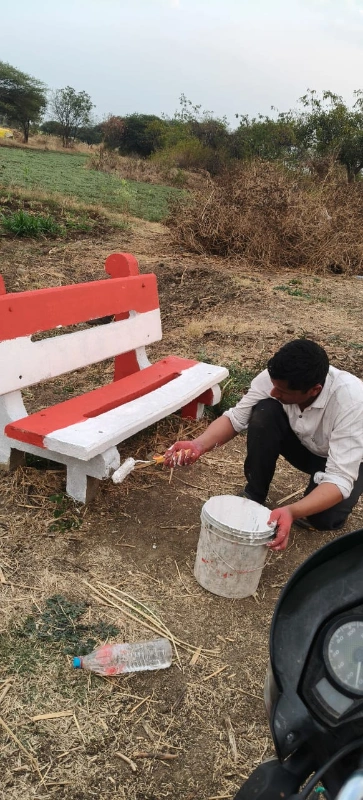 सिमेंट बाकड्यांना रंगकाम उपक्रम