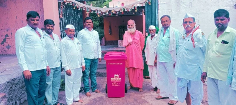 मंदिर मज्जिद शाळा व सार्वजनिक ठिकाणी कचराकुंड्या वाटप