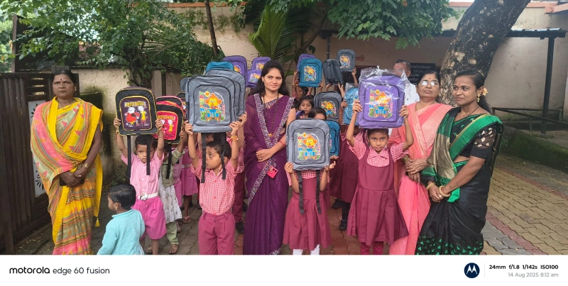 वाढदिवसानिमित्त स्कूल बॅग वाटप