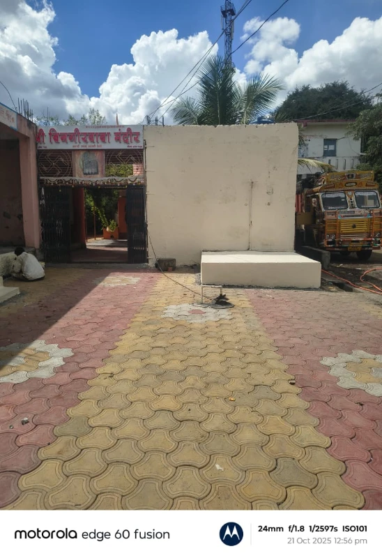 मंदिर परिसरात पेव्हर ब्लॉक