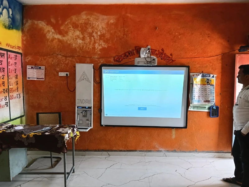 शाळेत डिजिटल बोर्ड बसविले