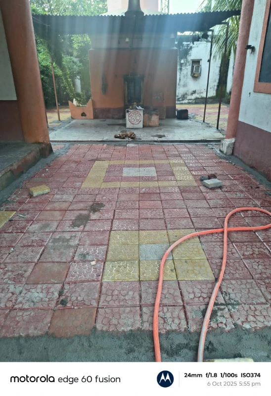 मंदिरासमोर पेव्हर ब्लॉक